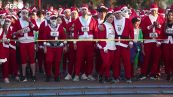 Messico, migliaia di runner vestiti da Babbo Natale per una corsa di beneficenza