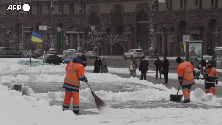 Ucraina, generatori di corrente d'emergenza per i blackout a Kiev