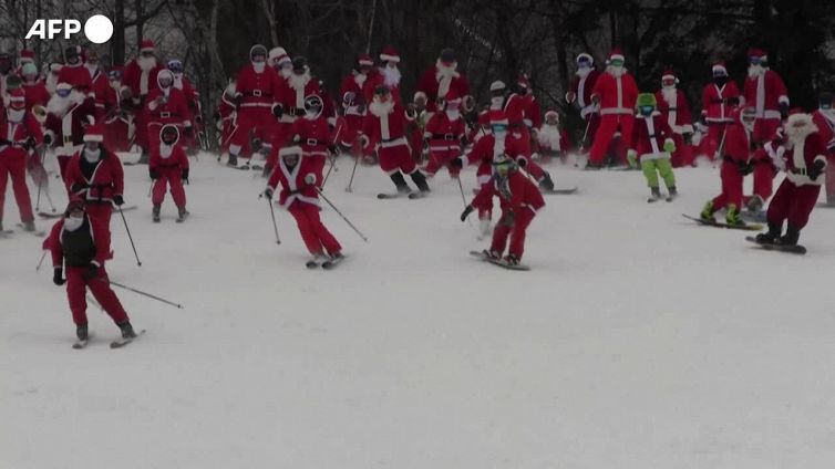 Usa, centinaia di sciatori sulle piste con costumi di Babbo Natale per beneficenza