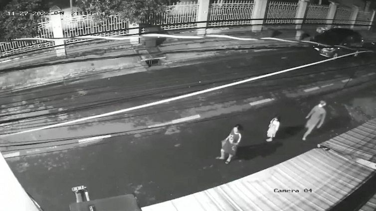 La bimba coraggiosa salva la mamma dal rapinatore