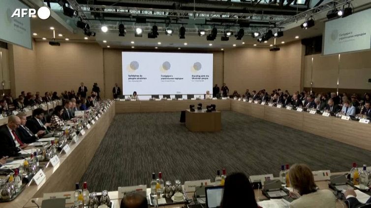 Ucraina, Macron apre la conferenza di Parigi