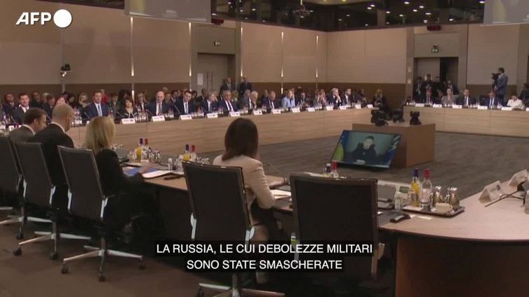 Ucraina, Macron: "Attacchi russi devono essere considerati crimini di guerra"