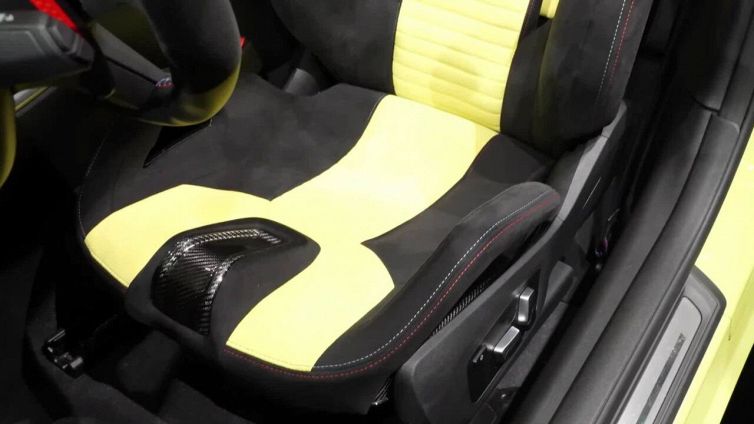 Alte prestazioni e heritage: BMW Italia e Alcantara presentano M4 Competition one-off Design