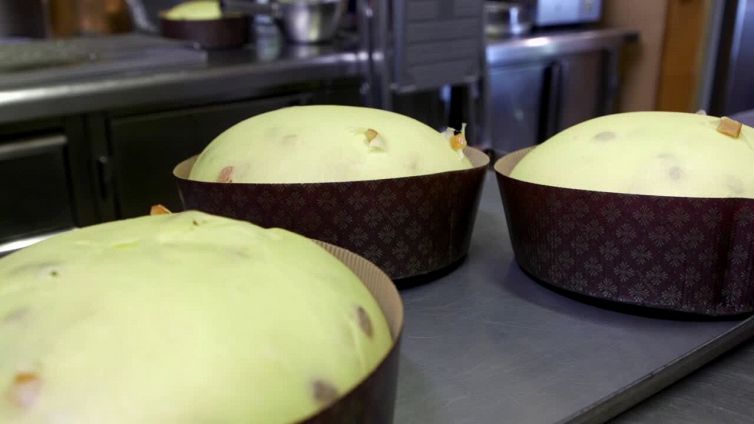 Milano, in una fetta di "Panettone Sospeso" tutte le disuguaglianze della citta'
