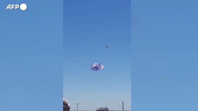 Argentina, una maglia albiceleste gigante di Messi sorvola la citta' di Rosario