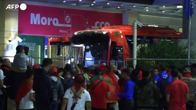 Qatar 2022, il pullman del Marocco si avvia verso lo stadio di Al Bayt per la partita con la Francia