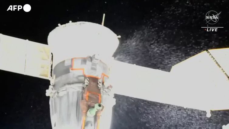 Problema alla Soyuz, russi e americani al lavoro insieme