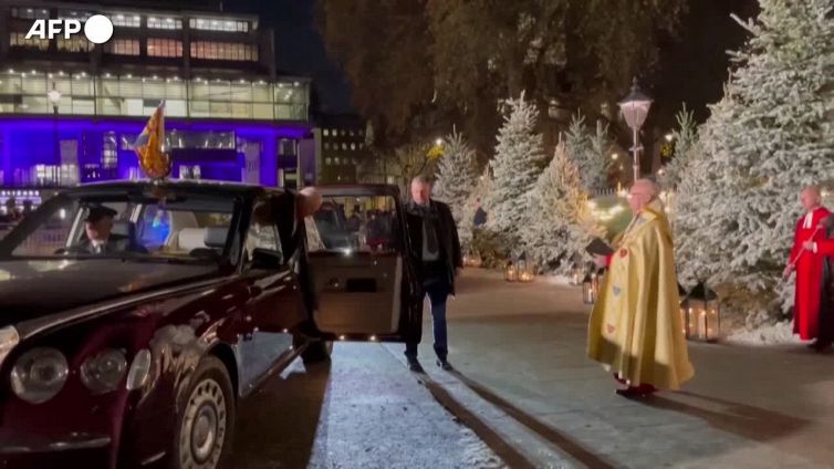 Londra, l'arrivo dei reali inglesi al concerto di Natale