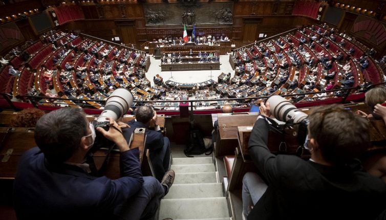Screening della fertilità ai giovani: la proposta della Lega scatena una bufera