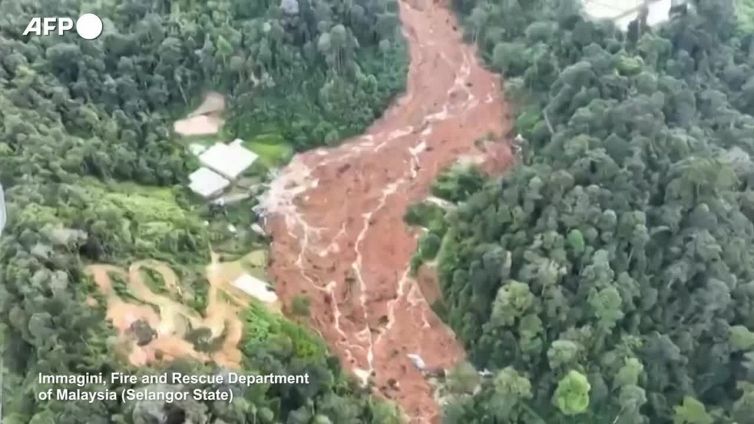 Malesia, frana su un campeggio: almeno 23 morti, fra cui 6 bambini