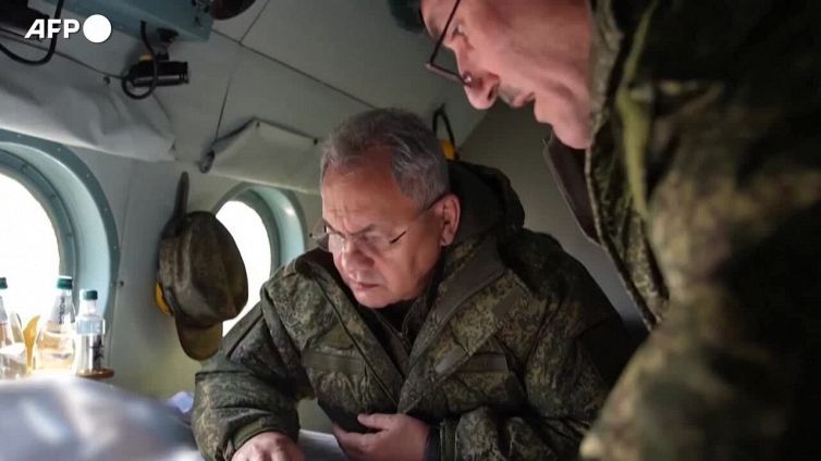 Ucraina, il ministro della Difesa russo sorvola le aree con le truppe schierate