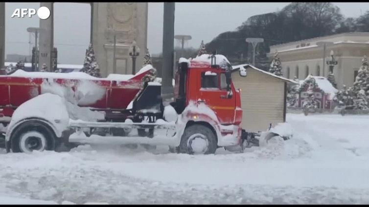 Russia, maxi-nevicata a Mosca: macchine spalatrici in azione