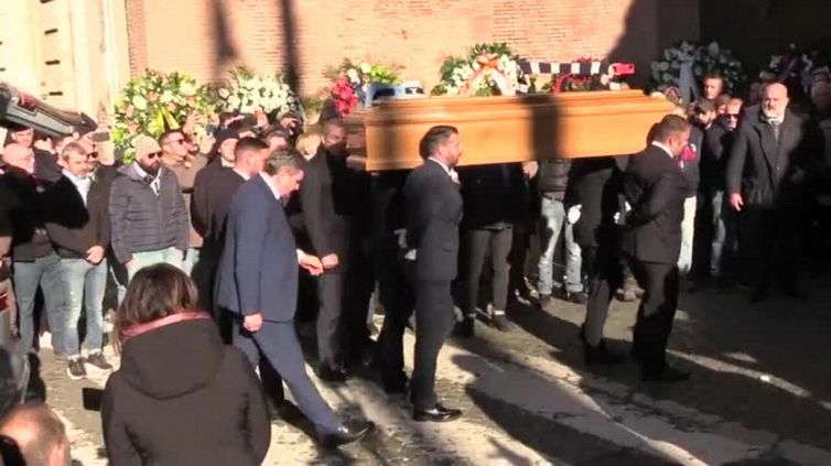 Mihajlovic, in tanti per l'ultimo saluto all'allenatore ed ex giocatore serbo