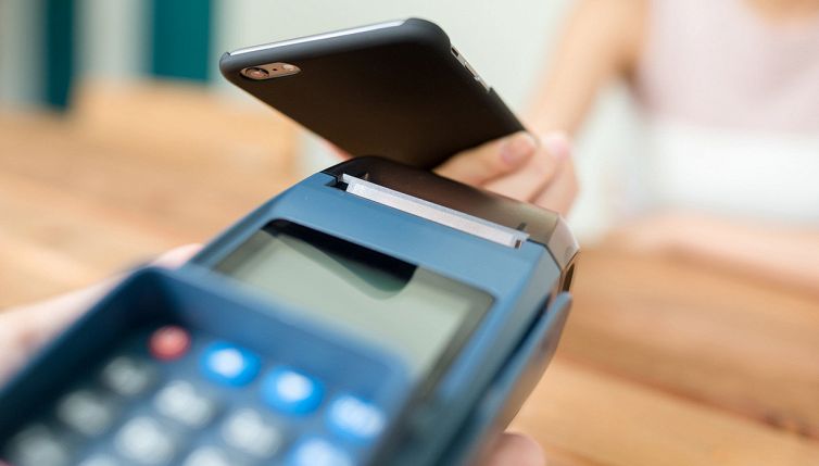 Pagamenti elettronici, pos e commissioni: quanto costano davvero ai commercianti