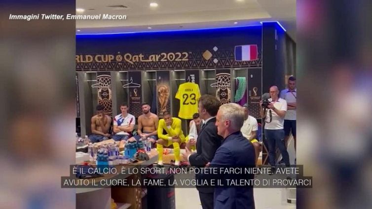 Qatar 2022, Macron negli spogliatoi della Francia dopo la sconfitta: "Sono fiero di voi"