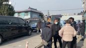 Cina, ondata di casi Covid in aumento: code al forno crematorio di Pechino