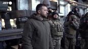 Zelensky al fronte a Bakhmut, raid ucraino in Russia