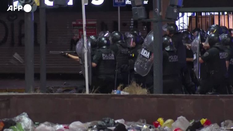 Argentina, la festa Mondiale ha una coda violenta: scontri tra polizia e tifosi