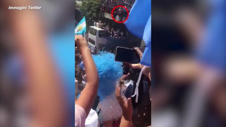 Qatar 2022, tifoso Argentina si lancia dal cavalcavia per salire sul bus della squadra ma cade