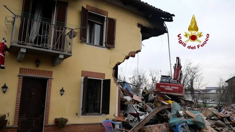 Asti, crolla abitazione a seguito di un'esplosione: probabile fuga di gas