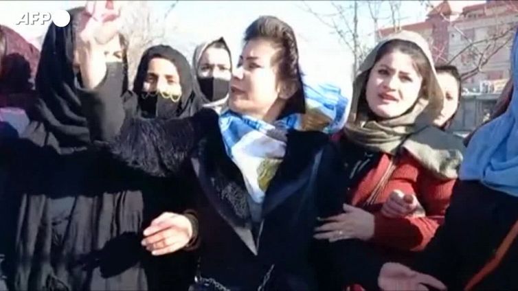 Le donne afghane protestano contro il divieto all'istruzione universitaria