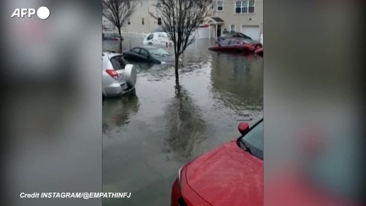 Tempesta invernale flagella gli Stati Uniti: allagamenti a New York