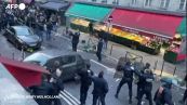 Parigi, 5 agenti feriti durante scontri nel quartiere curdo
