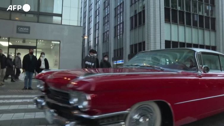 Giappone, a Tokyo Babbo Natale arriva a bordo di sfreccianti auto d'epoca