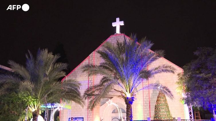Gaza, fedeli palestinesi partecipano alla messa della vigilia di Natale