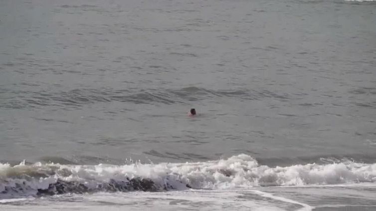 Caldo anomalo in Italia, bagni sul Litorale romano e presepe di sabbia in spiaggia