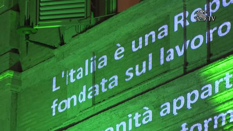 Costituzione, facciata Senato illuminata dal Tricolore