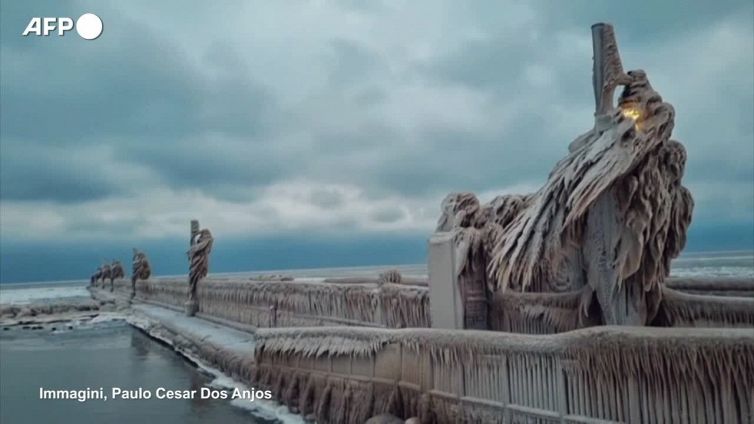 Canada, sculture di ghiaccio naturali su un molo sul lago Ontario