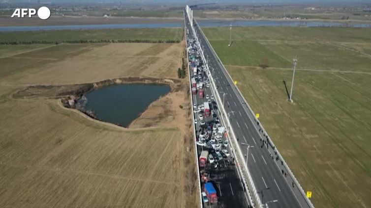 Maxi-tamponamento in Cina coinvolge centinaia di auto, un morto