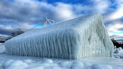 Acqua e venti gelidi: il negozio è congelato