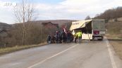 Serbi erigono barricate, chiuso valico di frontiera con il Kosovo
