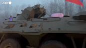 Il Babbo Natale russo arriva su un carro armato e saluta le truppe