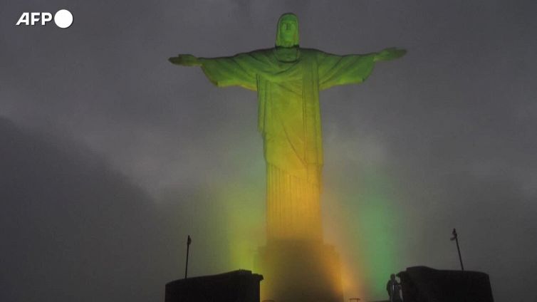 Pele', il Cristo Redentore diventa verdeoro per la leggenda del calcio