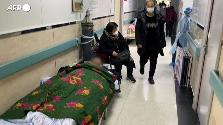 Covid: Cina, pazienti al pronto soccorso di Tangshan