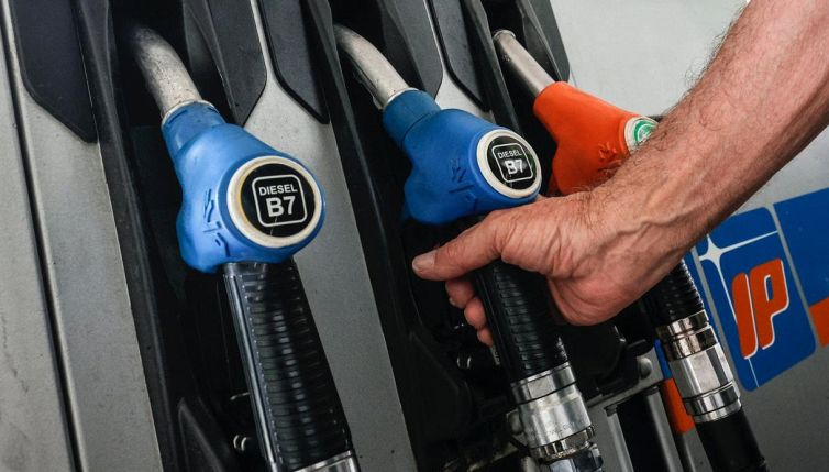 Stop allo sconto sui carburanti: quanto costerà fare il pieno