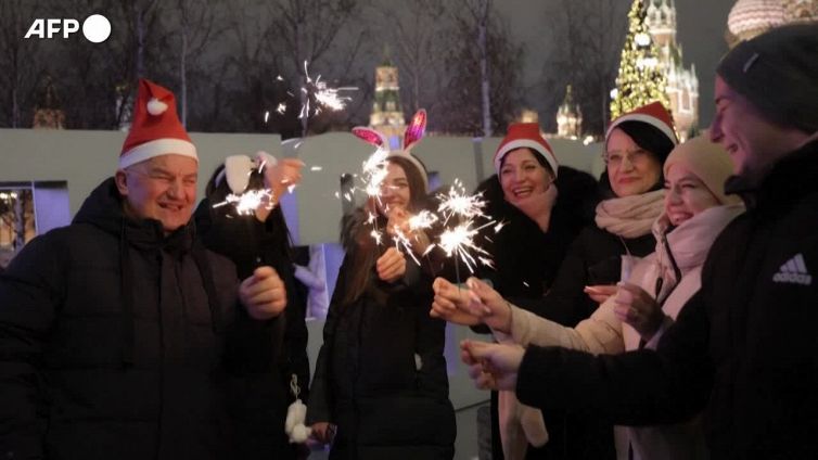 Capodanno a Mosca, festeggiamenti in strada ma senza spettacolo pirotecnico