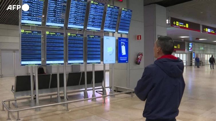 Covid, controlli in Spagna sui viaggiatori dalla Cina