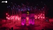 Capodanno a Parigi, i fuochi d'artificio illuminano l'Arco di Trionfo