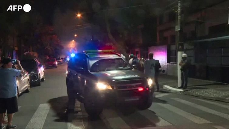 Brasile, la salma di Pele' allo stadio del Santos per la veglia funebre