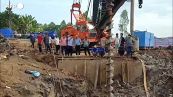 Vietnam, soccorritori al lavoro per recuperare un bambino caduto in una fossa