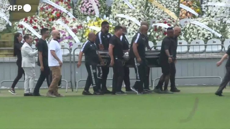 Pele', tifosi in fila allo stadio del Santos per rendergli omaggio