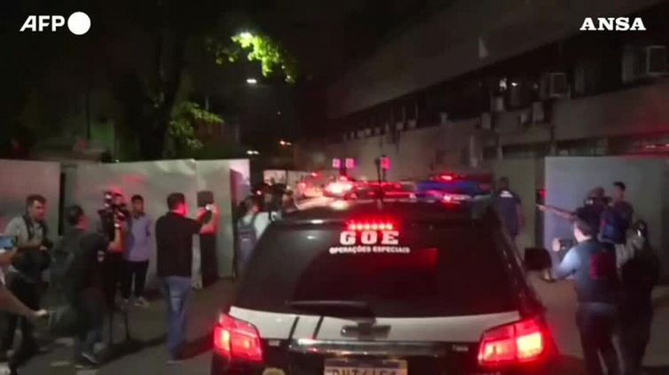 Brasile, la salma di Pele' allo stadio del Santos per la veglia funebre