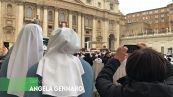 Foto e commozione, tra i fedeli durante il funerale di Ratzinger