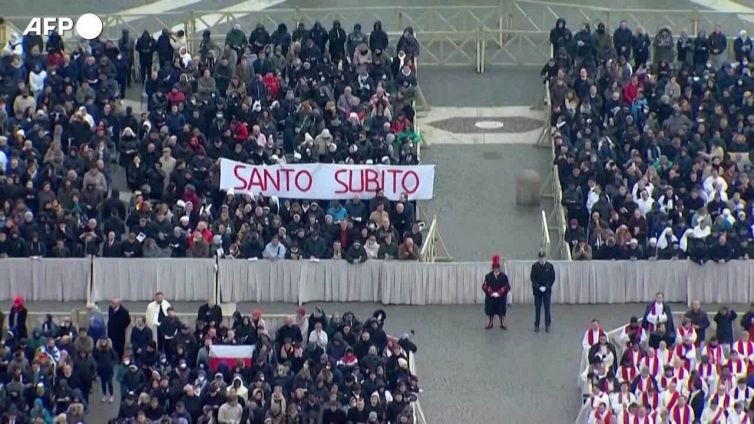 "Santo subito", a piazza San Pietro l'ultimo saluto a Benedetto XVI