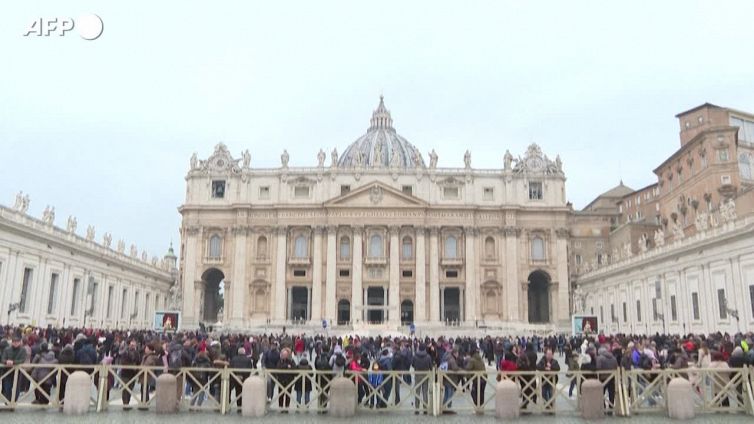 Papa: "Non cediamo all'io e al fascino delle false notizie"