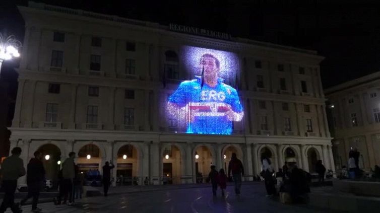 Morte Vialli, le foto del campione sul palazzo della Regione Liguria